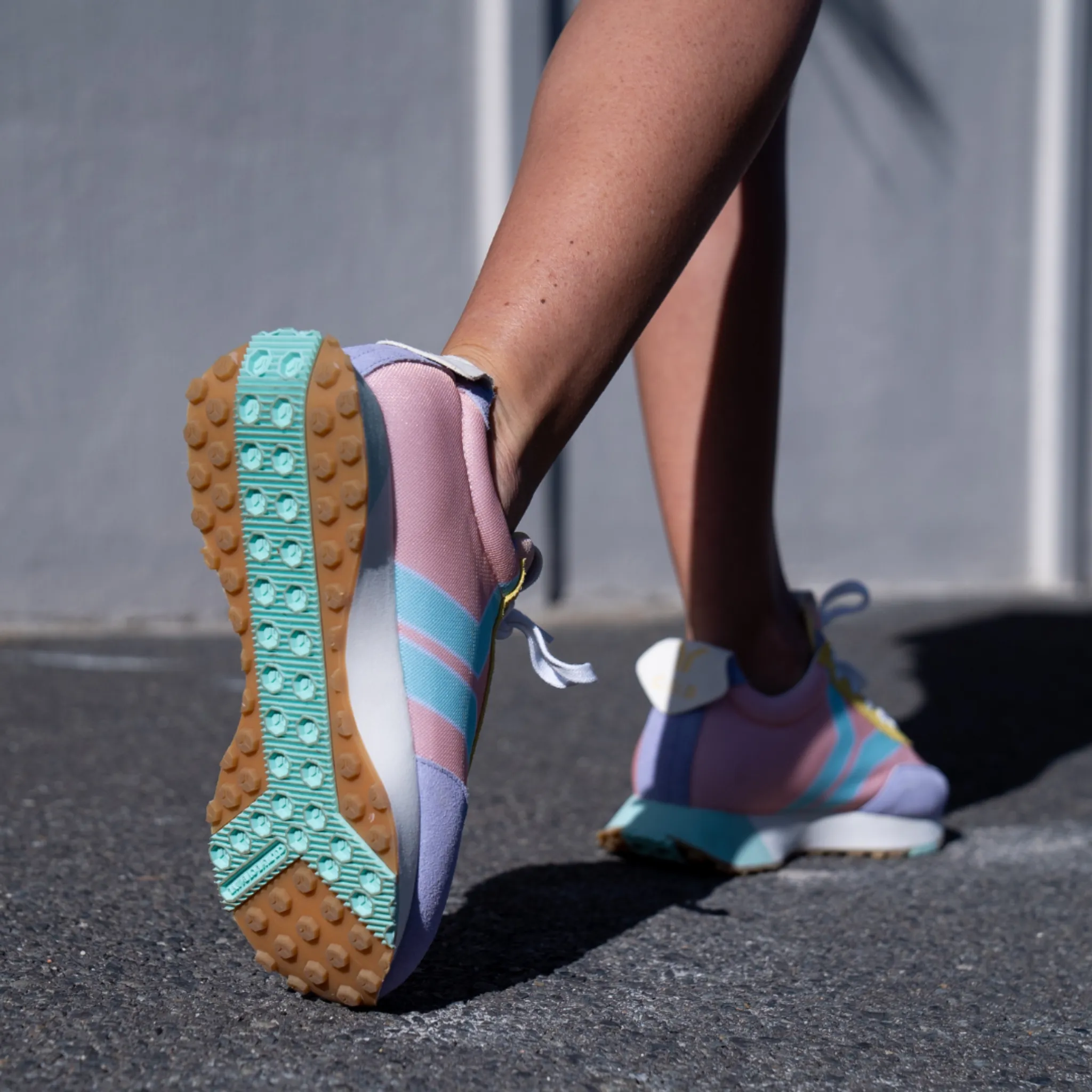 Bold Runner Pale Peach Women