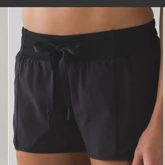 Lululemon Hotty Hot Short 2.5&quot; in black