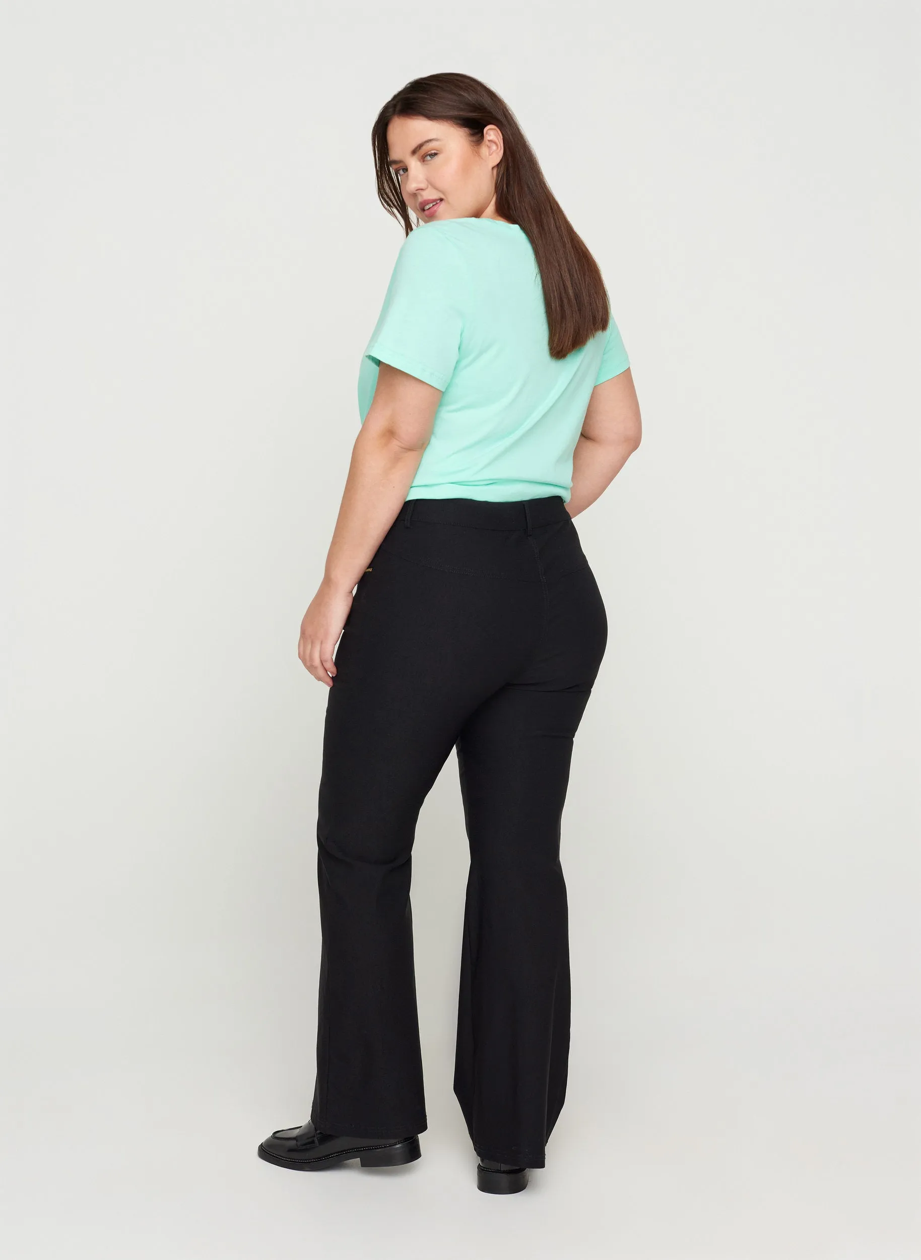Zizzi Eva Bootcut Jeans in Black